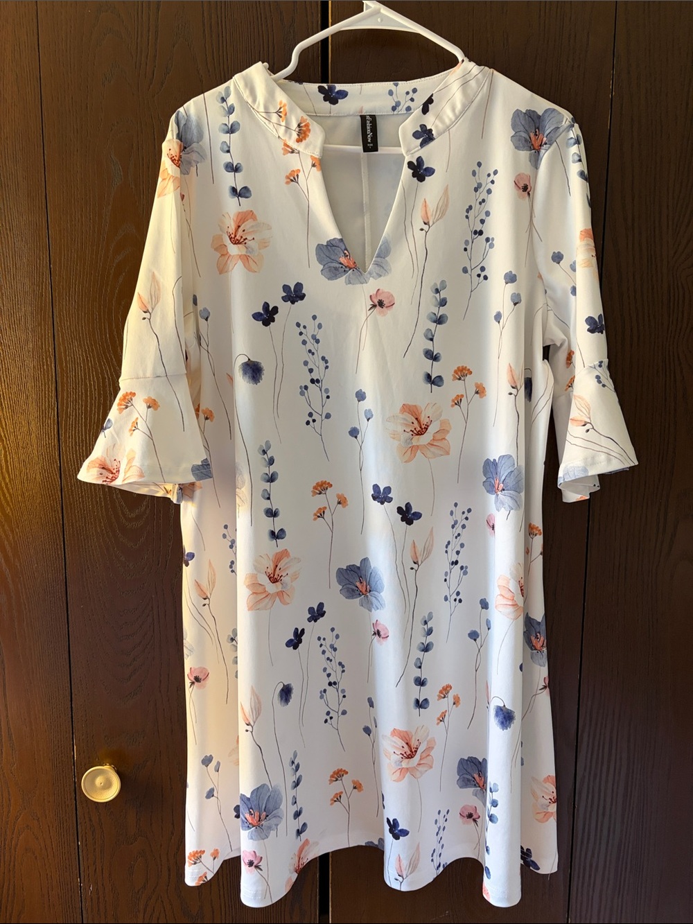Just Fashion Now short sleeved white dress w blue floral. Size Large